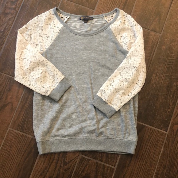 Gray top with lace sleeves - Picture 1 of 2